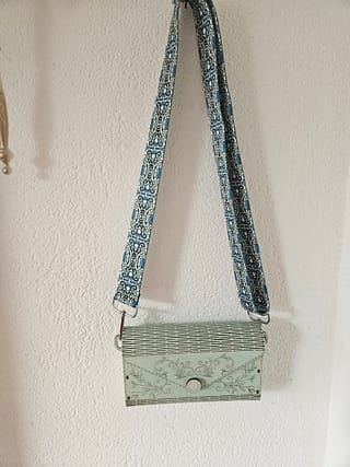 Schoudertas van hout in zachtgroen met lichte glitter